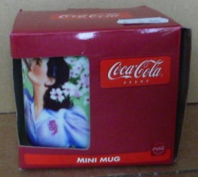 7024-4 € 5,00 ccoa cola mini mok afb dame drinkend aan flesje.jpeg